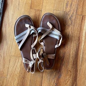 Tom’s strappy sandals tan with gold detail
